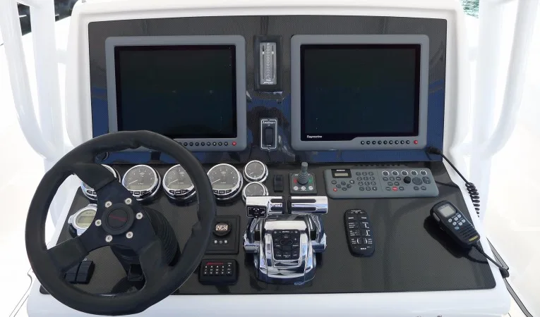 37 Midnight Express Helm