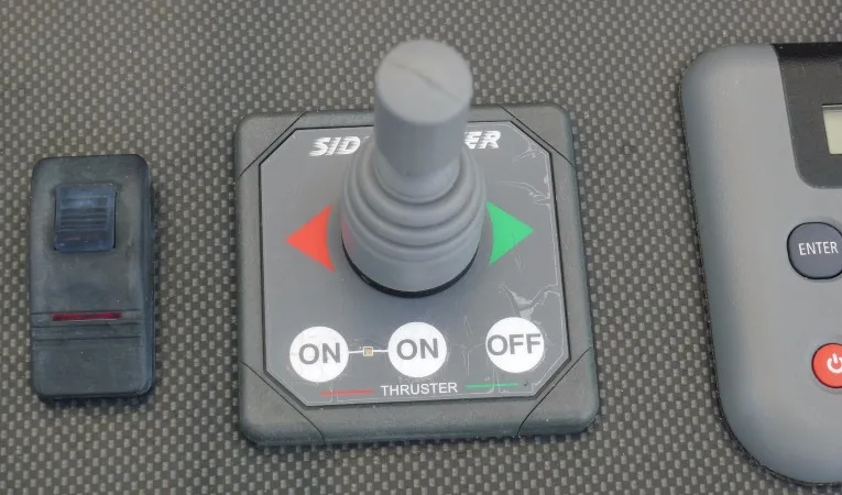 37 Midnight Express Bow thruster