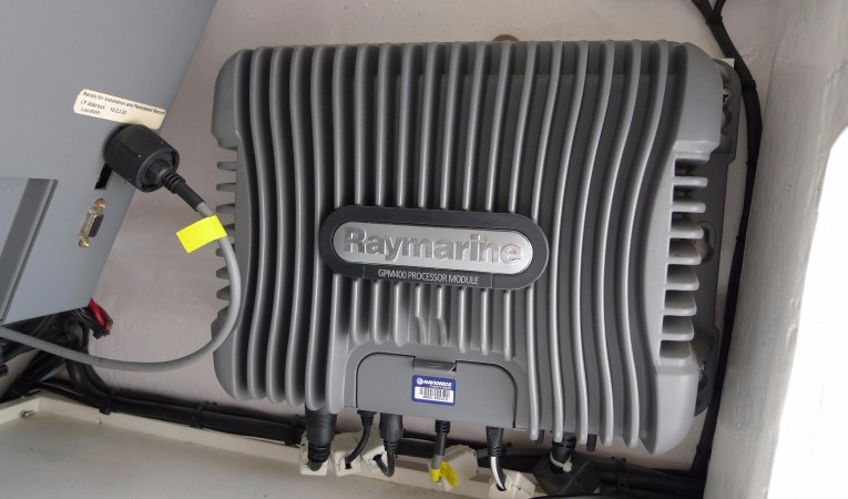 37 Midnight Express Raymarine GPM400