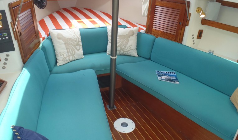 27 Catalina Main salon