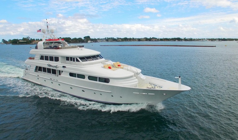 125 Cheoy Lee Slow speed running shot