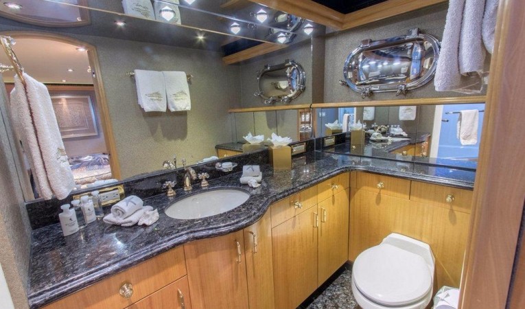 125 Cheoy Lee Guest bathroom