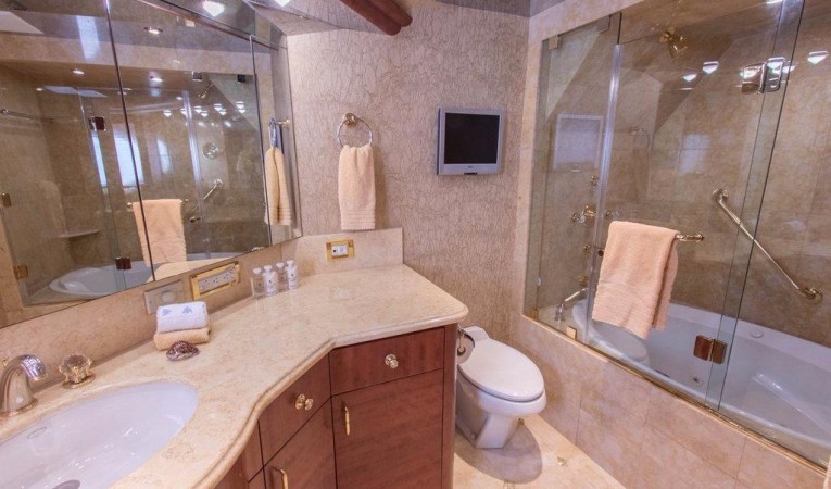 125 Cheoy Lee Master bathroom