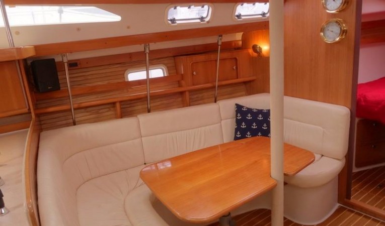 38 Catalina Port Settee