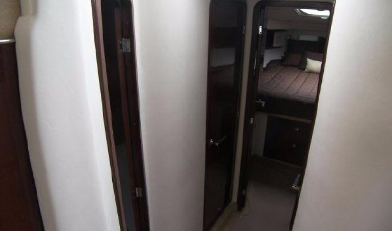 44 Sea Ray Hallway Below Deck