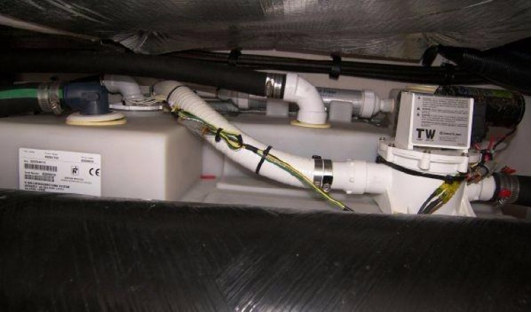 44 Sea Ray Engine Room