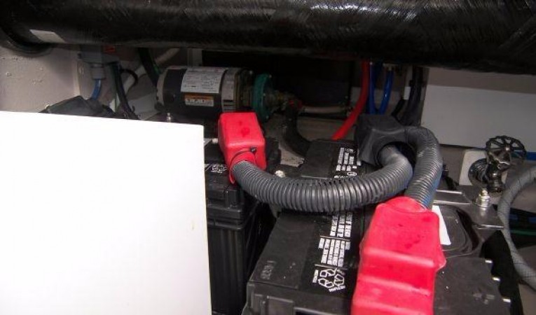 44 Sea Ray Engine Room