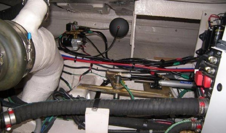 44 Sea Ray Engine Room