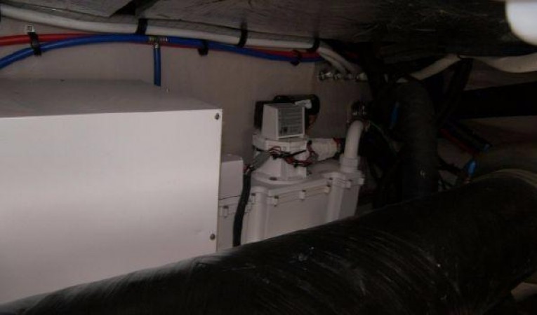 44 Sea Ray Engine Room