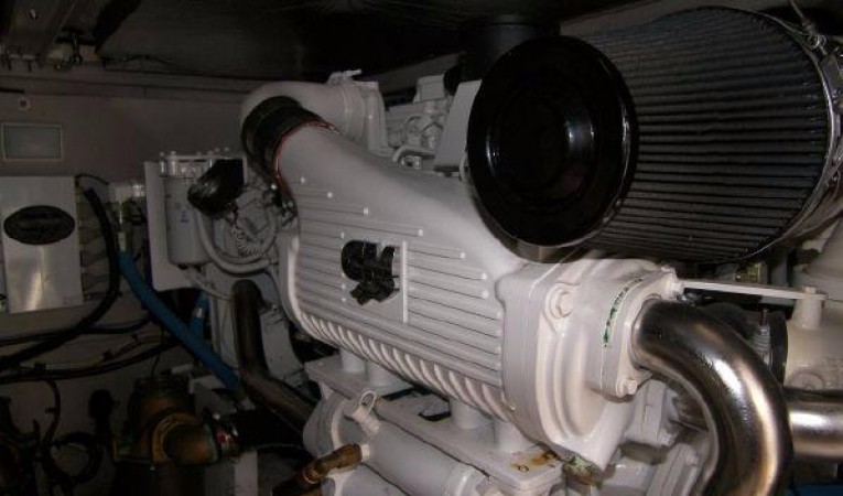 44 Sea Ray Engine Room
