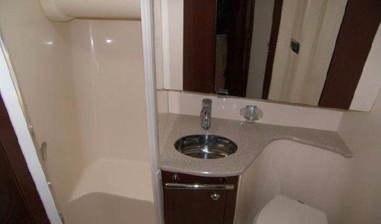 44 Sea Ray Guest Head