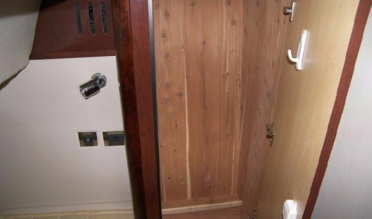 44 Sea Ray Guest Stateroom Hanging Locker