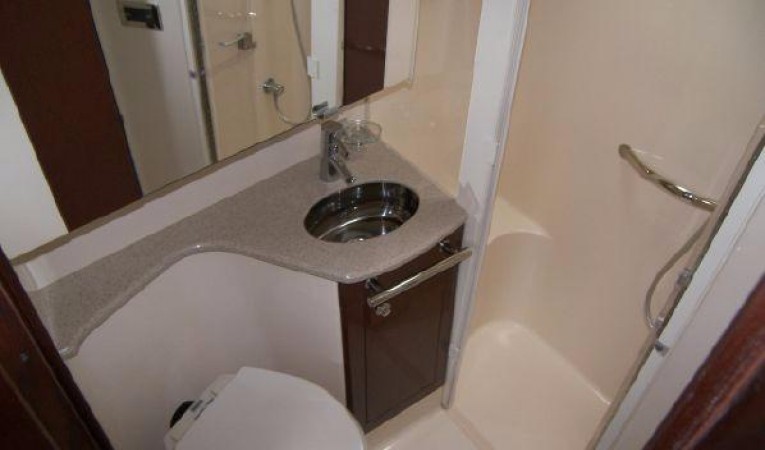 44 Sea Ray Master Head/Shower