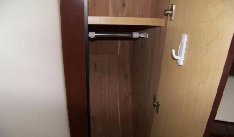 44 Sea Ray Master Stateroom Hanging Locker