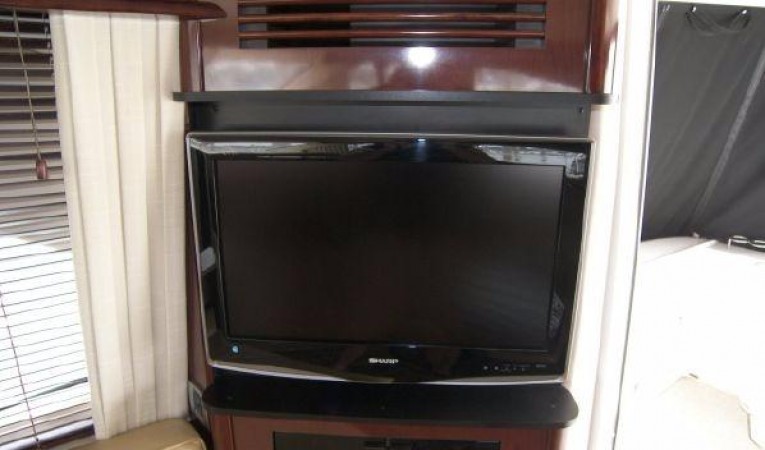44 Sea Ray TV
