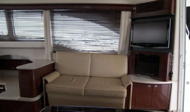 44 Sea Ray Salon Seating & TV