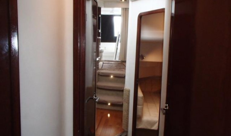 44 Sea Ray Hallway Below Deck