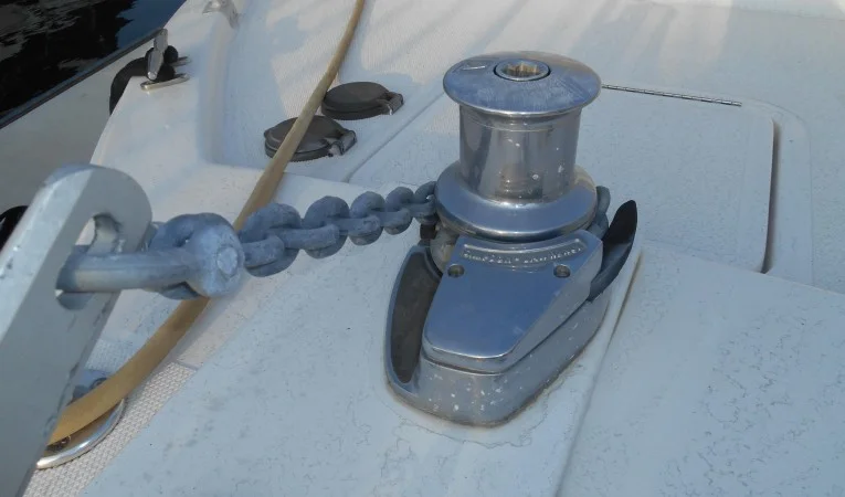 34 Mainship Electric windlass