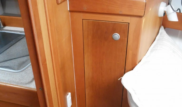 34 Mainship Statroom storage port