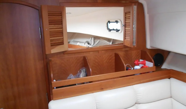 34 Mainship Open access to forward stateroom