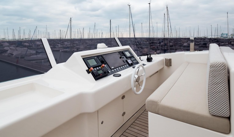 86 Cantiere Delle Marche FLY BRIDGE HELM