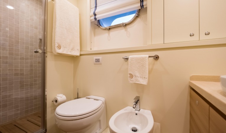 86 Cantiere Delle Marche 2ND STATEROOM BATHROOM