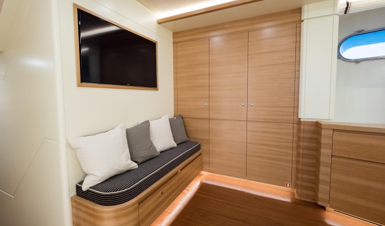 86 Cantiere Delle Marche VIP PORTSIDE