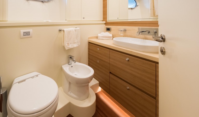 86 Cantiere Delle Marche VIP BATHROOM