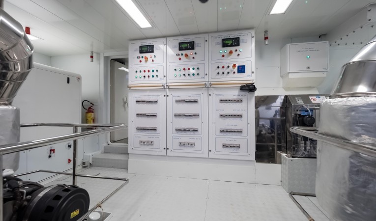 86 Cantiere Delle Marche ENGINE ROOM