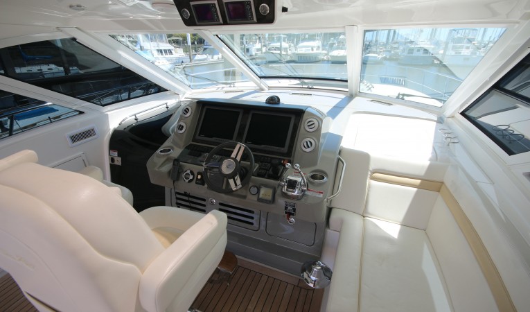 54 Sea Ray forward in cockpit