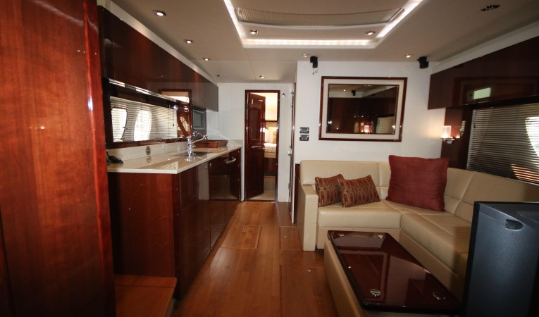 54 Sea Ray salon forward