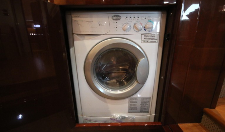 54 Sea Ray Splendide washer/dryer