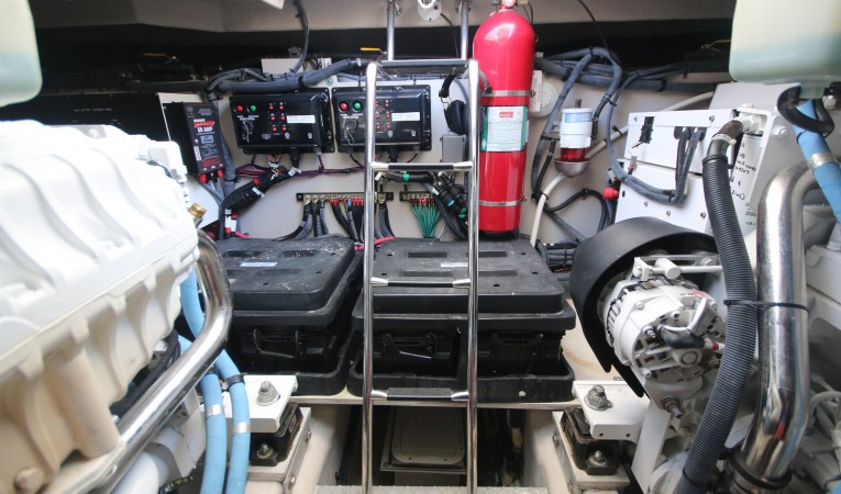 54 Sea Ray engine room forward