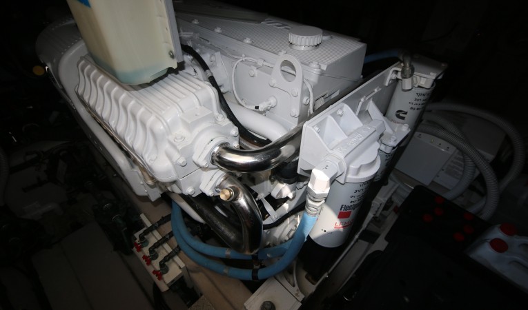 54 Sea Ray port Cummins QSM-11, 715hp
