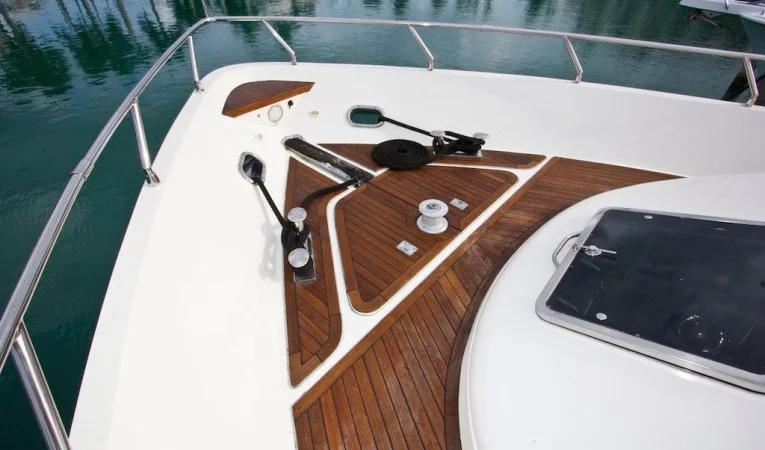 65 Azimut Foredeck
