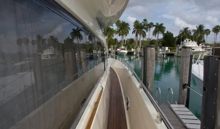 65 Azimut Starboard Walkaround Deck