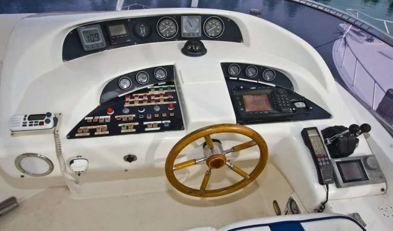 65 Azimut Flybridge Helm