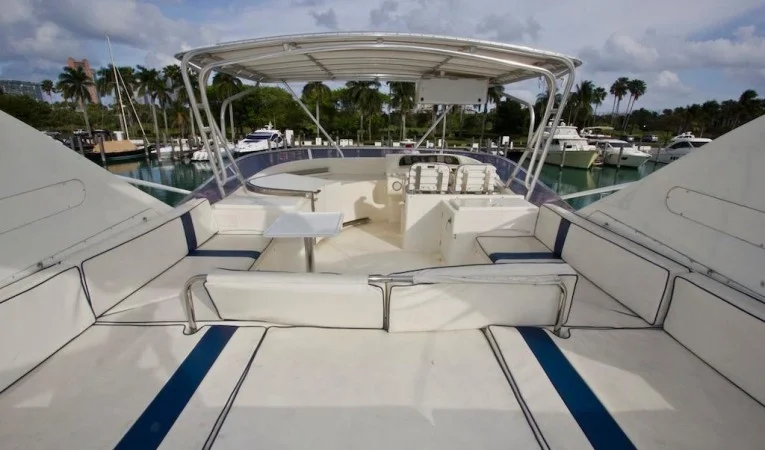 65 Azimut Flybridge Forward