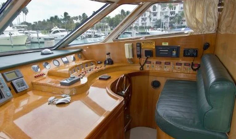 65 Azimut Lower Pilothouse Seating