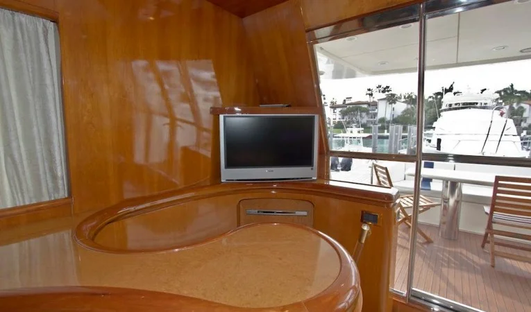 65 Azimut Main Salon TV