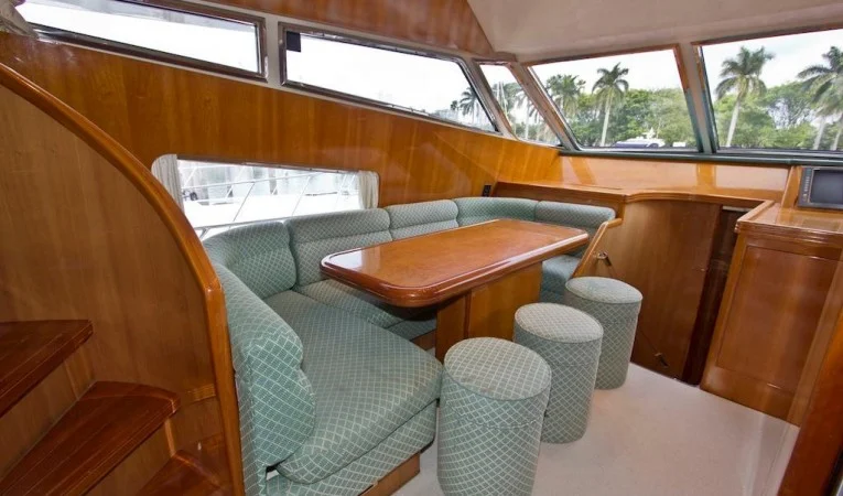 65 Azimut Dinette
