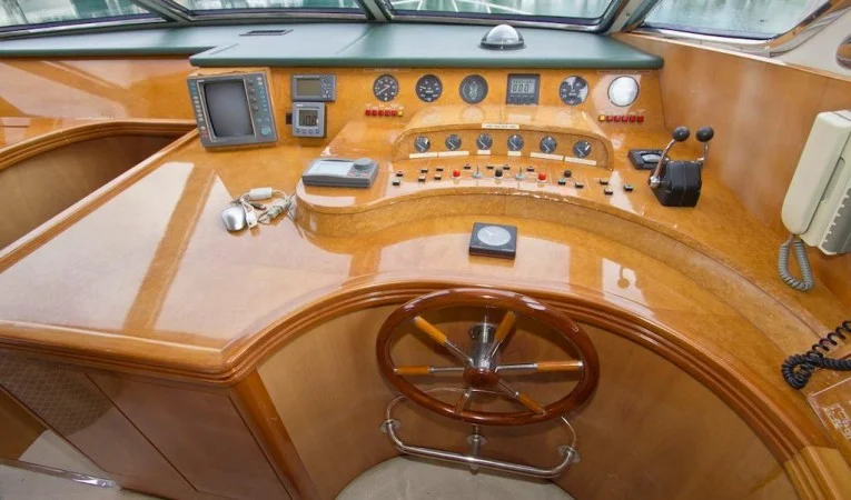 65 Azimut Helm Electronics