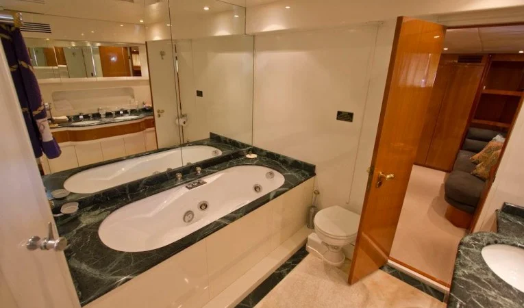 65 Azimut Master Stateroom En-suite Jacuzzi Tub