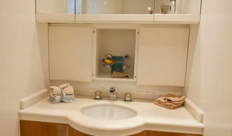 65 Azimut VIP En-suite Head