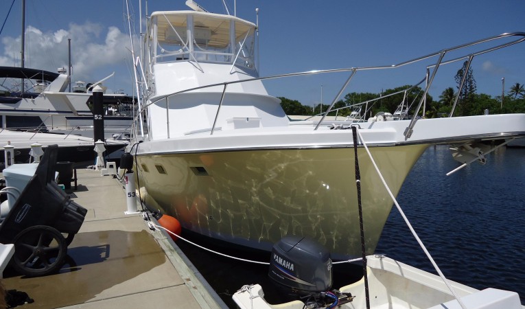 41 Hatteras Starboard Bow