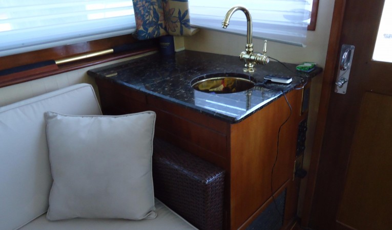 41 Hatteras Salon Wet Bar