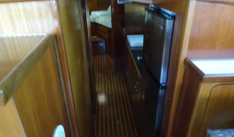 41 Hatteras Forward Companionway