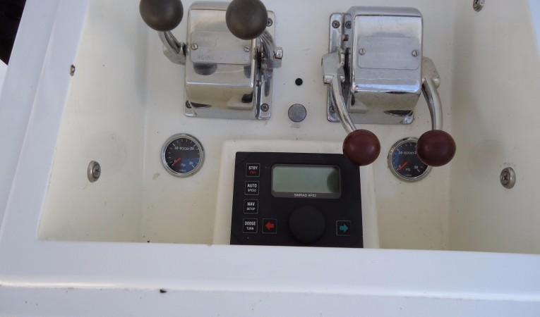 41 Hatteras Cockpit Controls