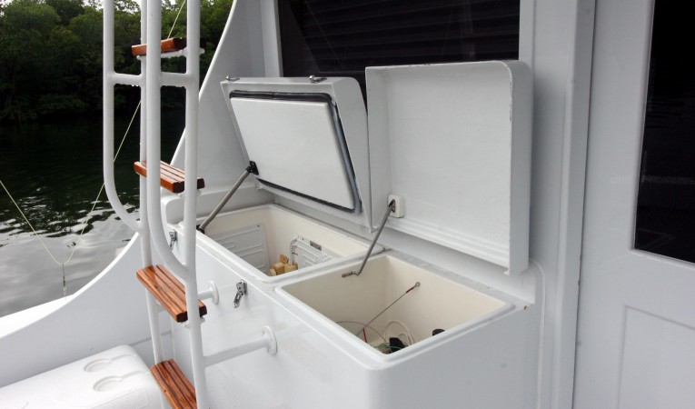 41 Hatteras Cockpit Freezer & Drink Box
