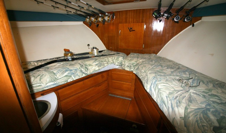 41 Hatteras Forward V Berths
